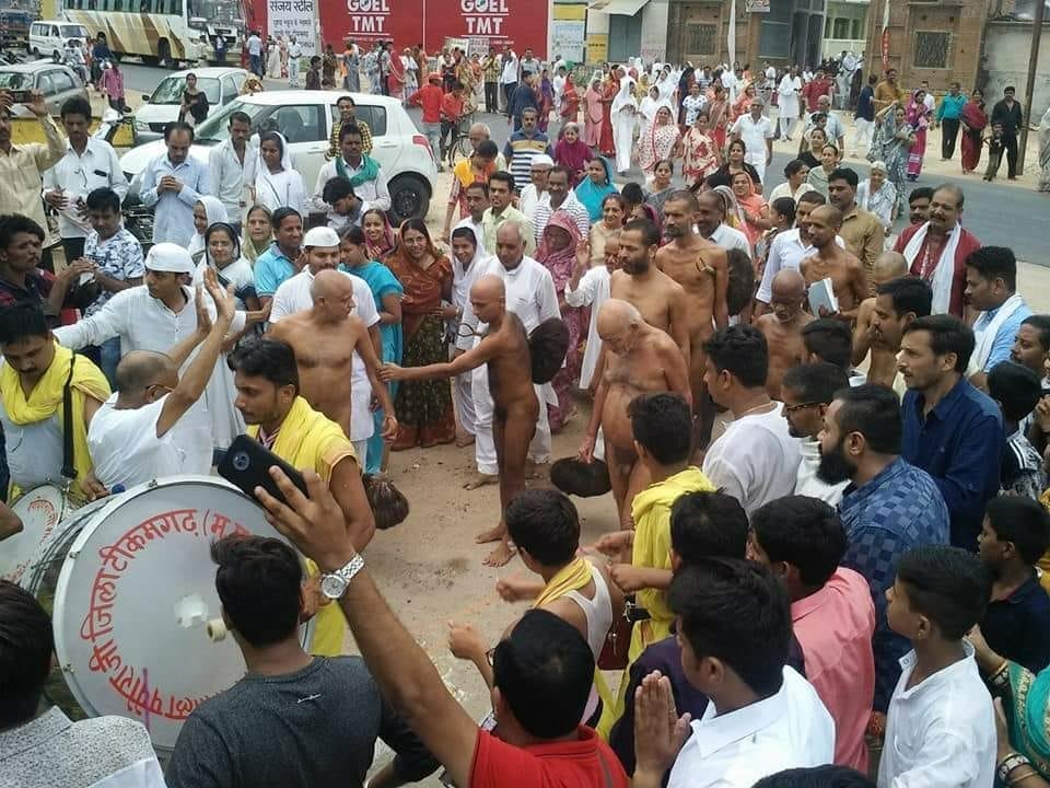 आज अभी 3 बजे परम पूज्य आचार्य श्री विद्यासागर जी महाराज का मंगल विहार, टीकमगढ़ से अतिशय क्षेत्र श्री बंधा जी की ओर हुआ।
