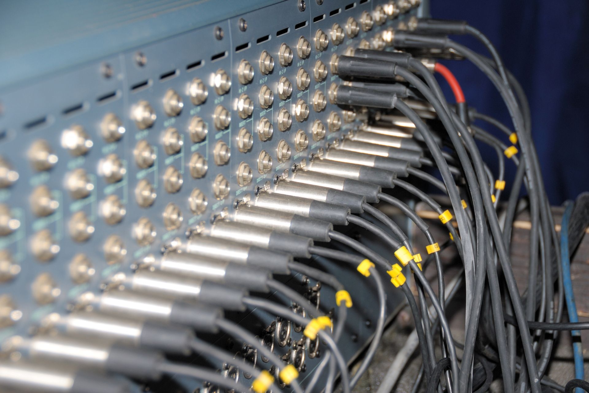 Are there specific steps to follow when manually focusing a CCTV camera?