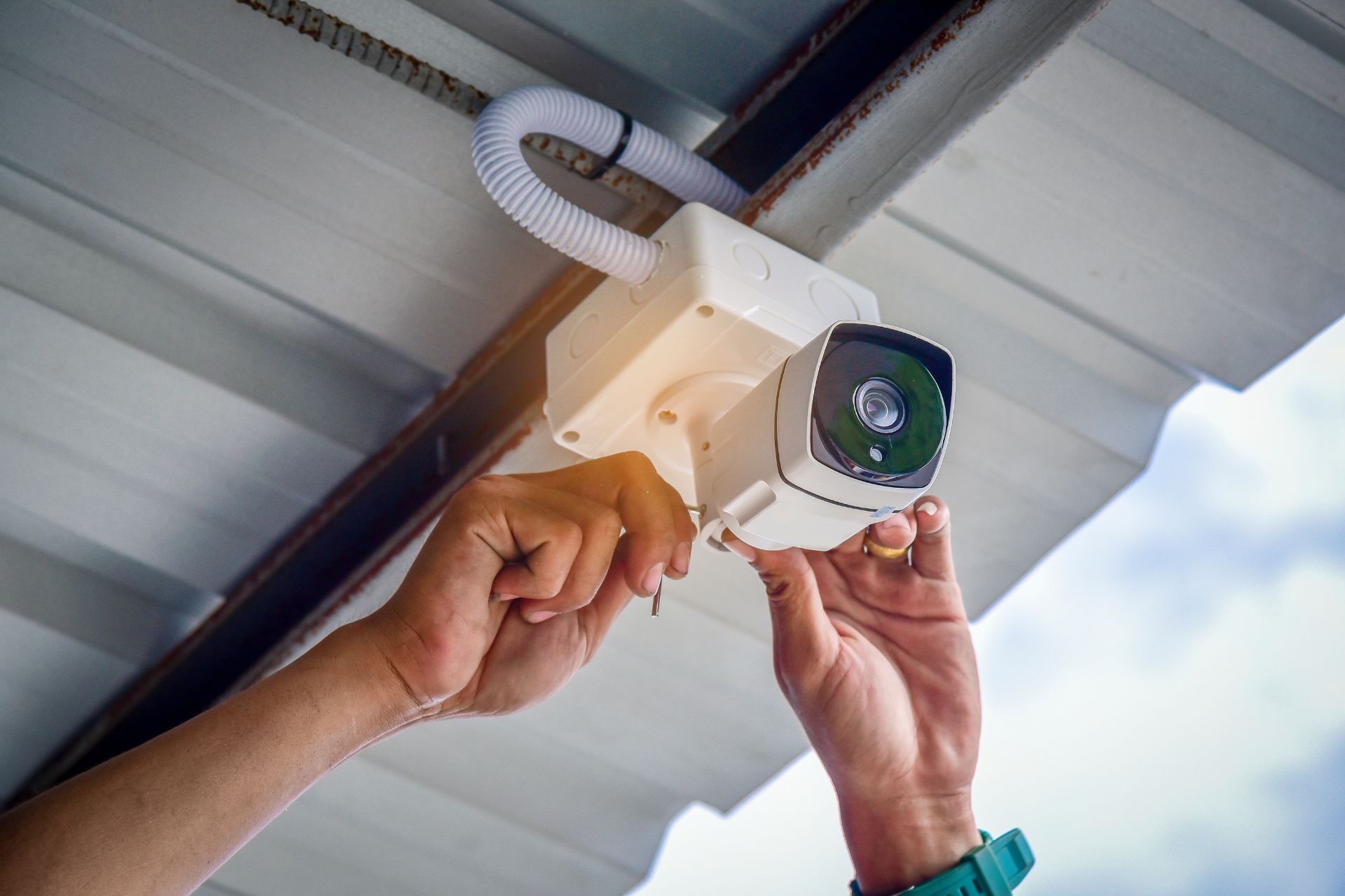 How do different motion estimation algorithms impact the efficiency of CCTV camera image compression?