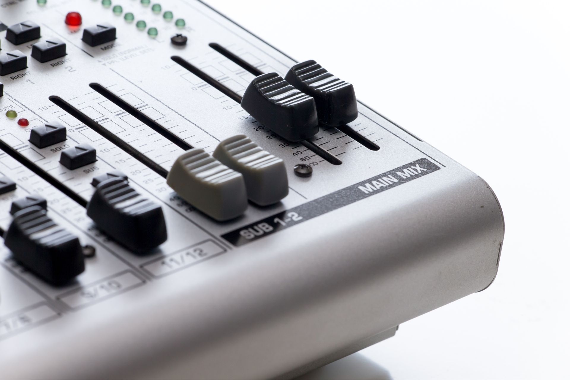 Can adaptive noise reduction algorithms effectively improve video quality in CCTV systems?