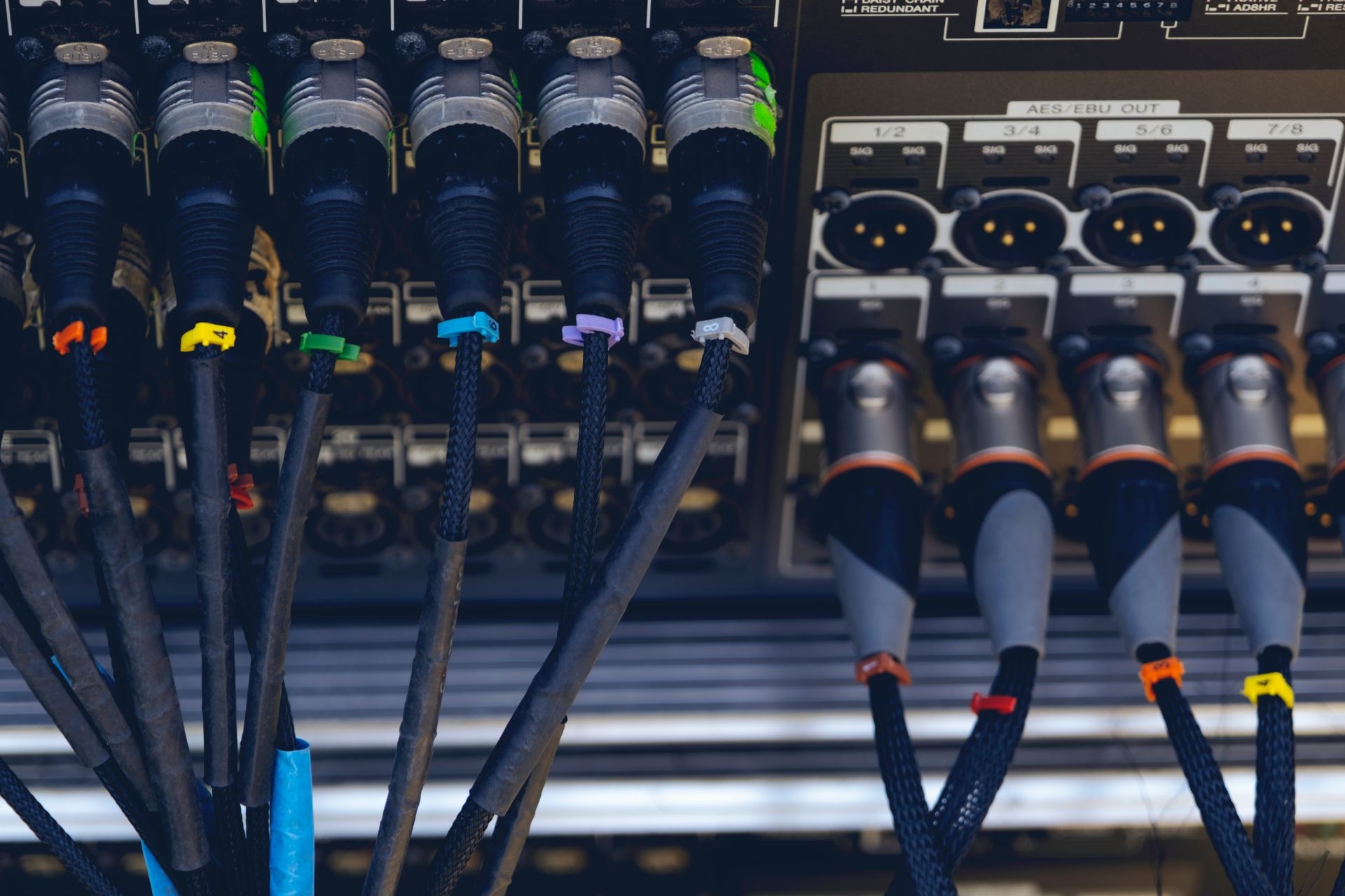 How does the concept of pixel averaging contribute to improving resolution scaling in CCTV cameras?