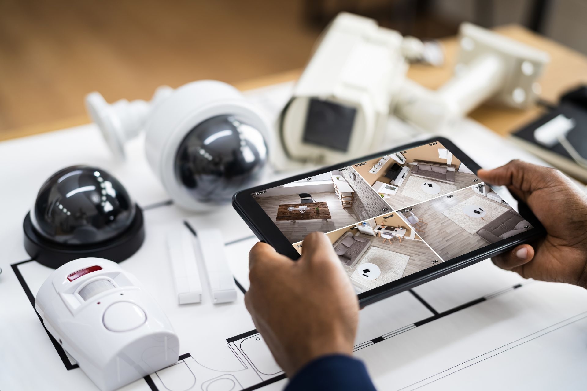 What is the relationship between shutter speed and motion blur when monitoring fast-moving subjects with a CCTV camera?