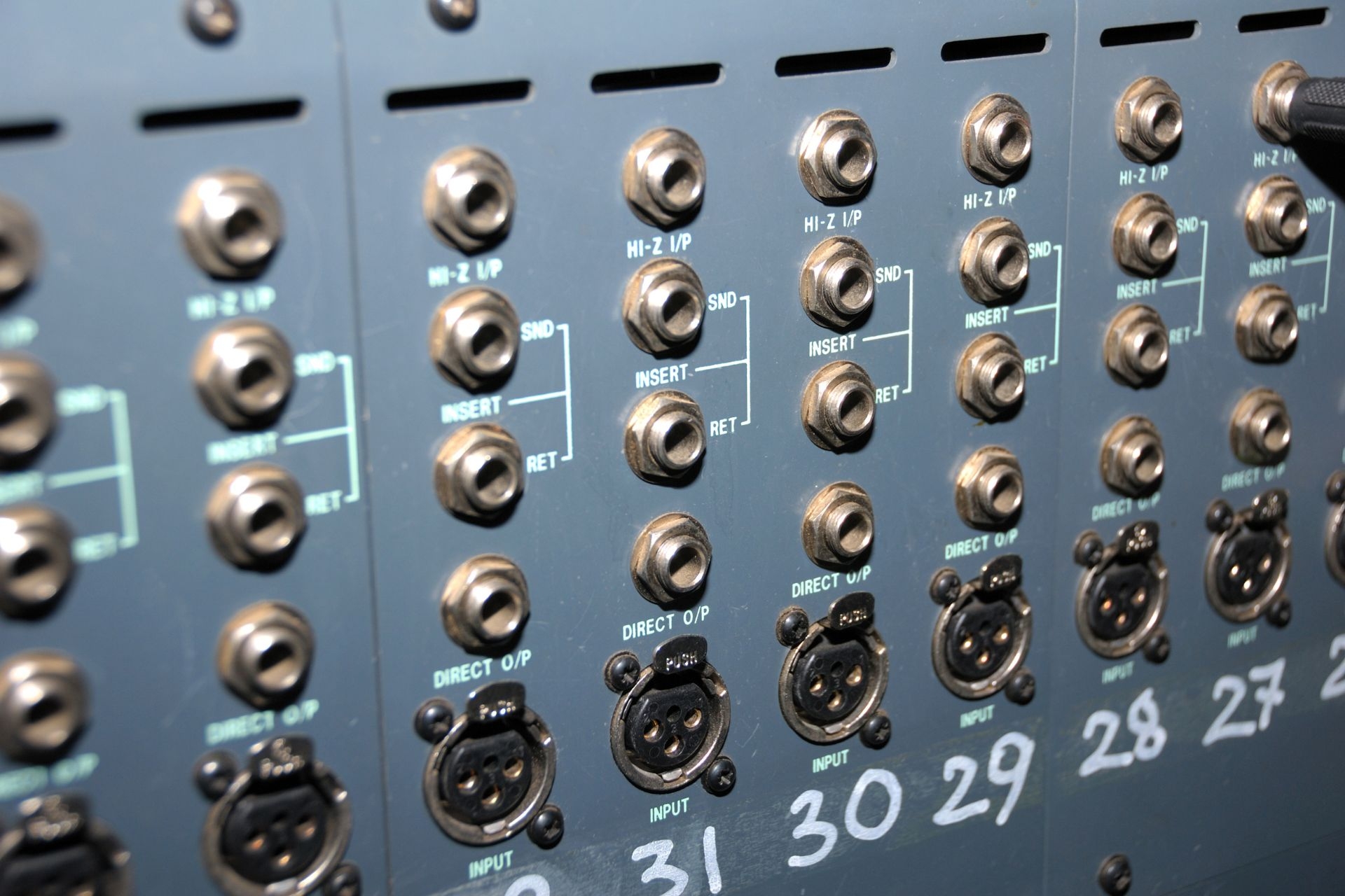 How do different CCTV camera models vary in terms of their dynamic range capabilities and settings?