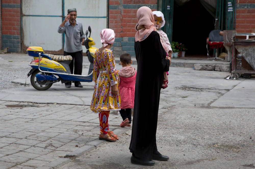 A Uighur woman wears a full length garment and headscarf in the city of Aksu in western China's Xinjiang province. (File photo: AP)