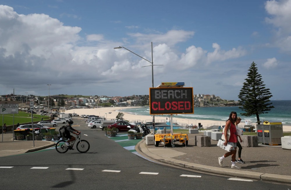 People walk past a Beach Closed sign at Bondi Beach, as the beach remains closed to prevent the spread of the coronavirus disease (COVID-19), in Sydney, Australia April 1, 2020. (File photo: Reuters)