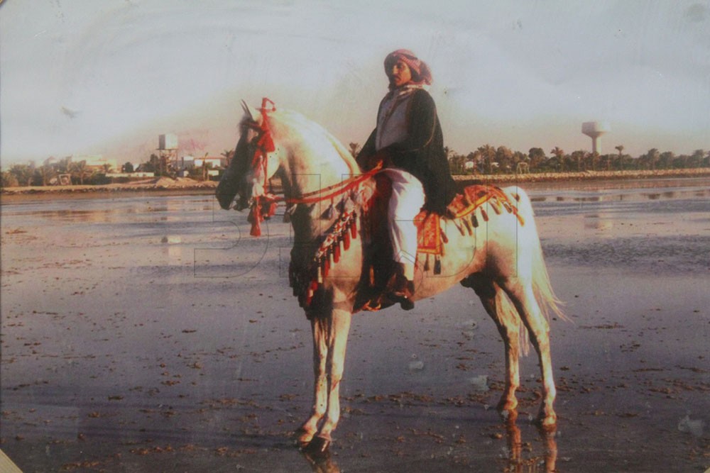 عميد الفرسان محمد غزوان بالزي العربي صورة تذكارية تعود إلى الثمانينات