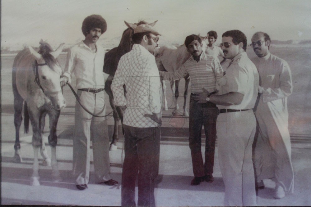 حديث جانبي مع جلالة الملك حينما كان وليًا للعهد مع عميد الفرسان محمد غزوان في السبعينيات