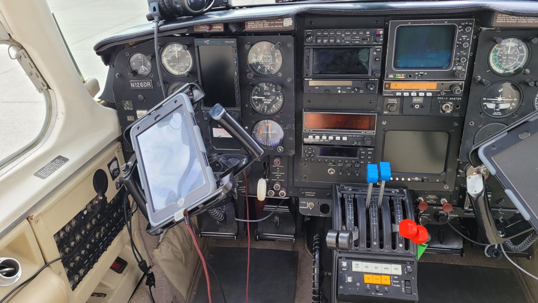 1974 Piper Navajo Chieftain PA-31-350 (N126DR), photo 10
