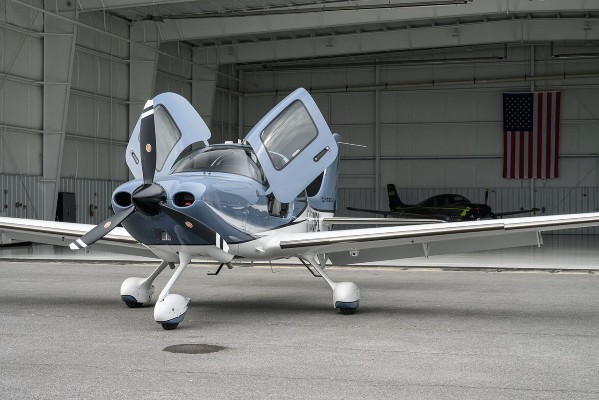 2021 Cirrus SR22-G6 — photo 2