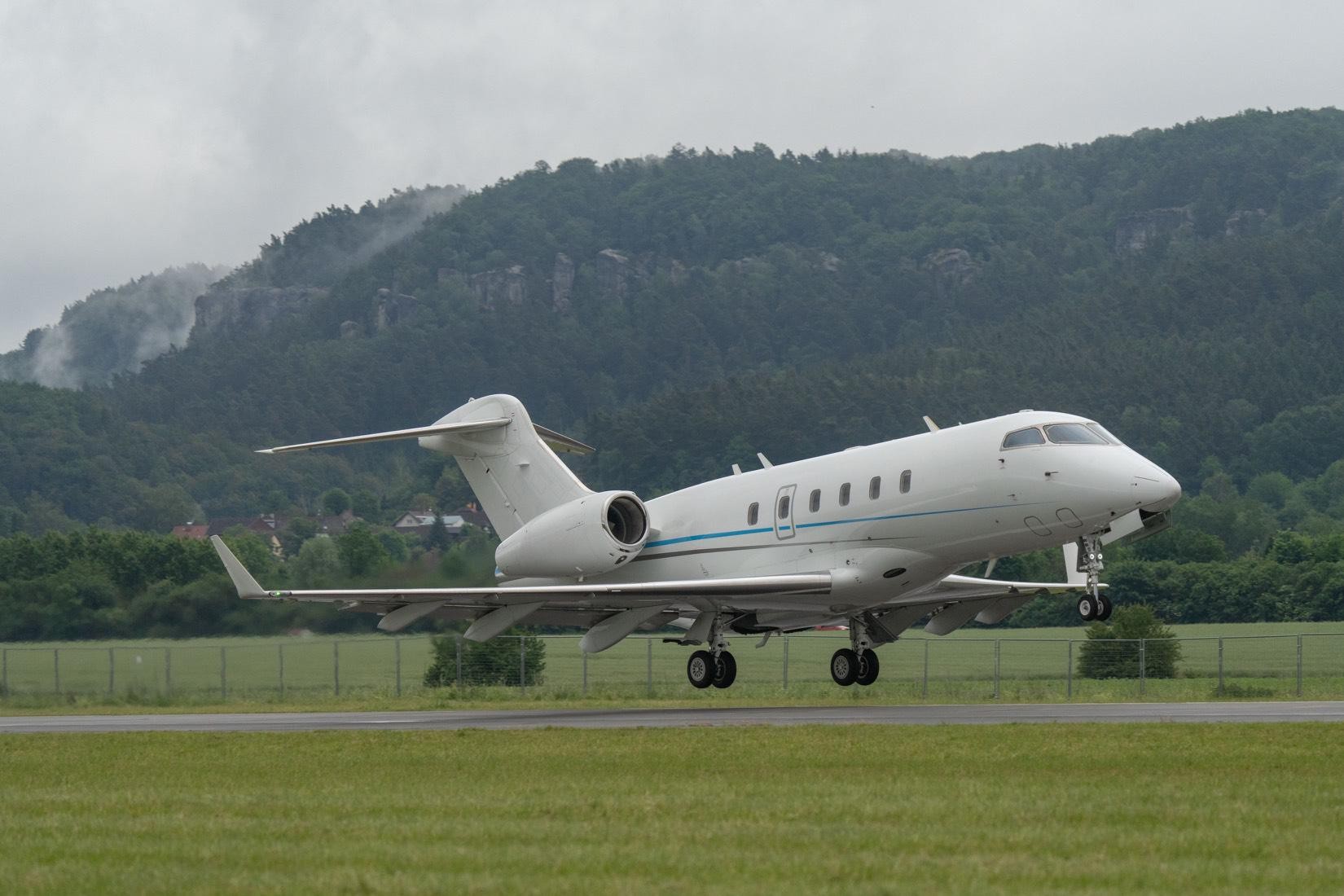 2010 Bombardier Challenger 300 — photo 2