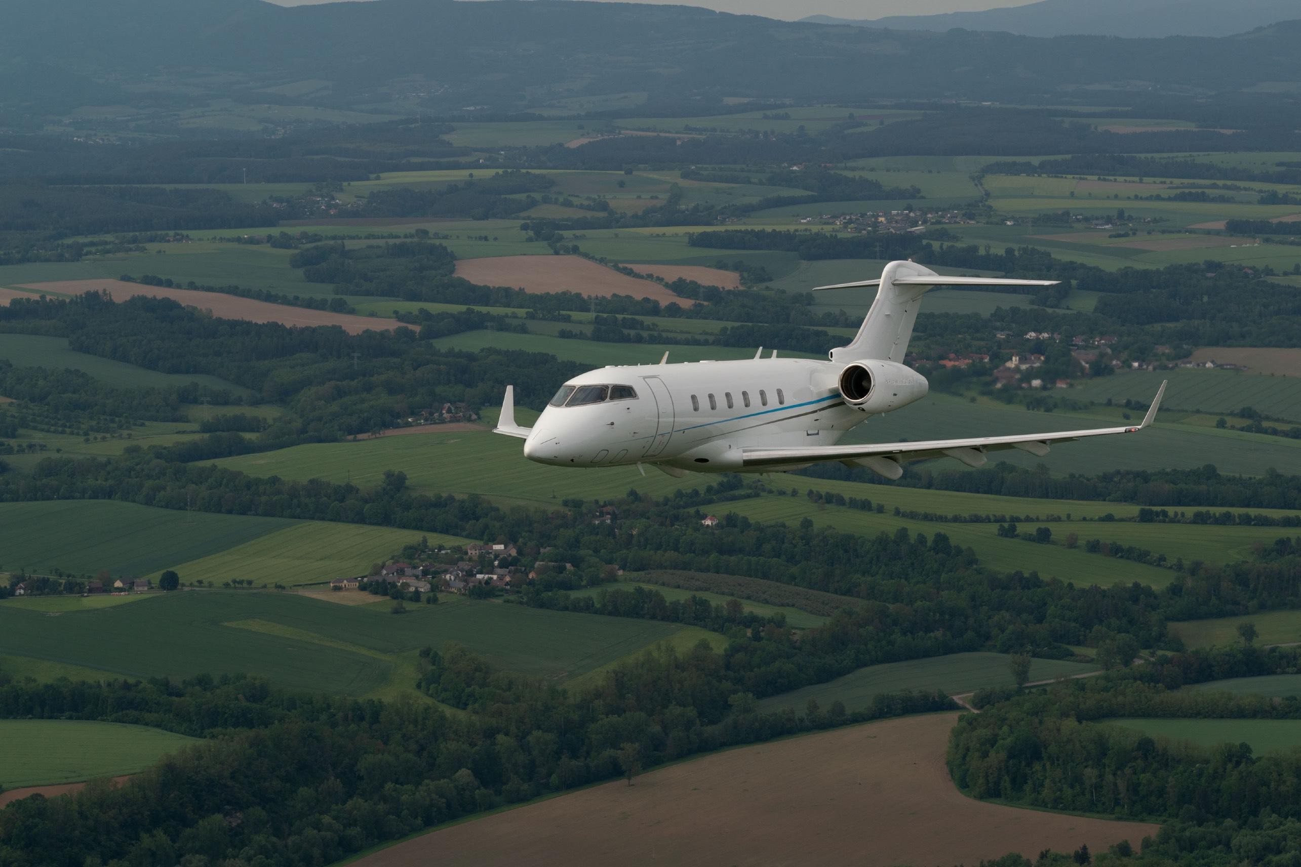 2010 Bombardier Challenger 300 — photo 3
