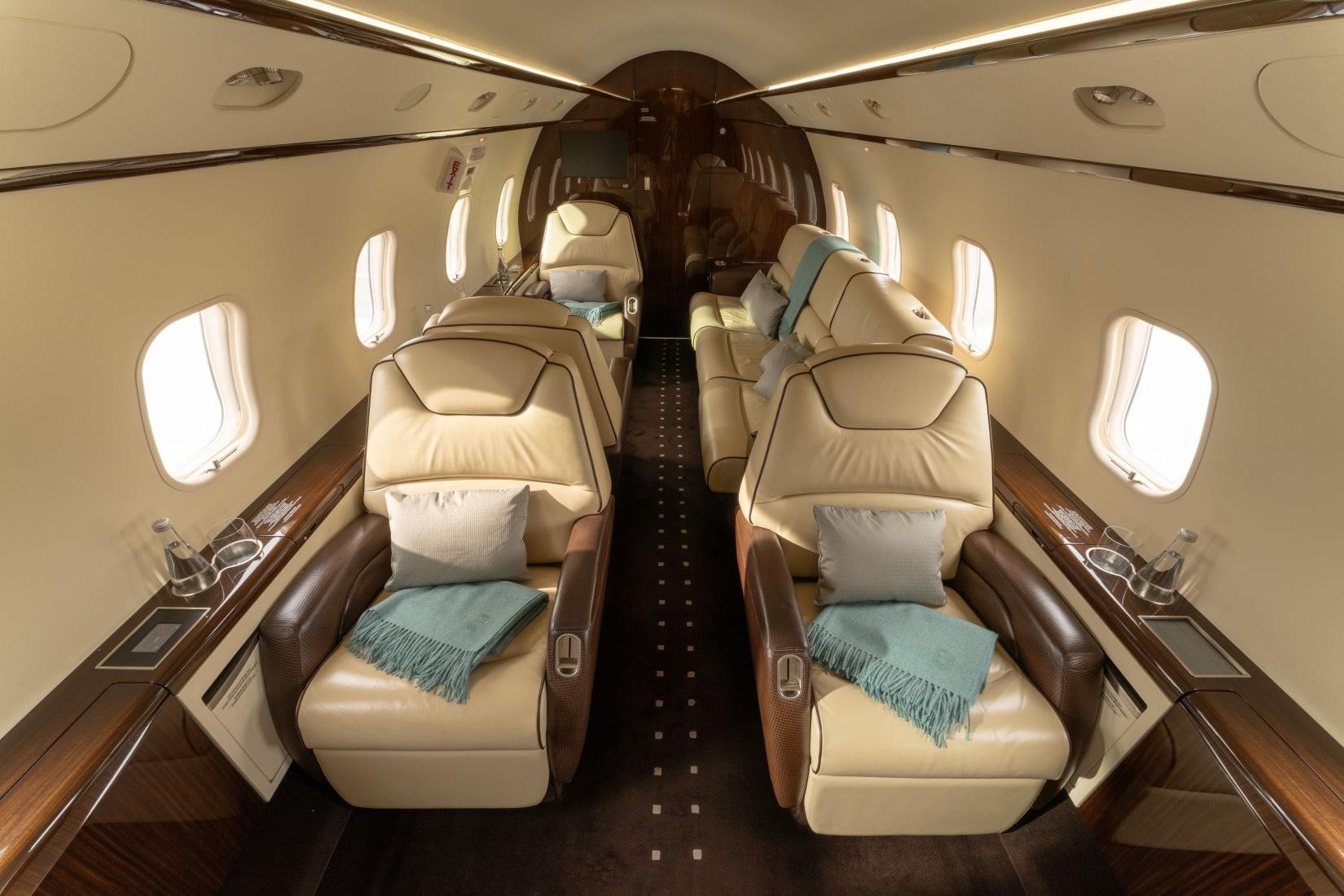 2010 Bombardier Challenger 300 — photo 4