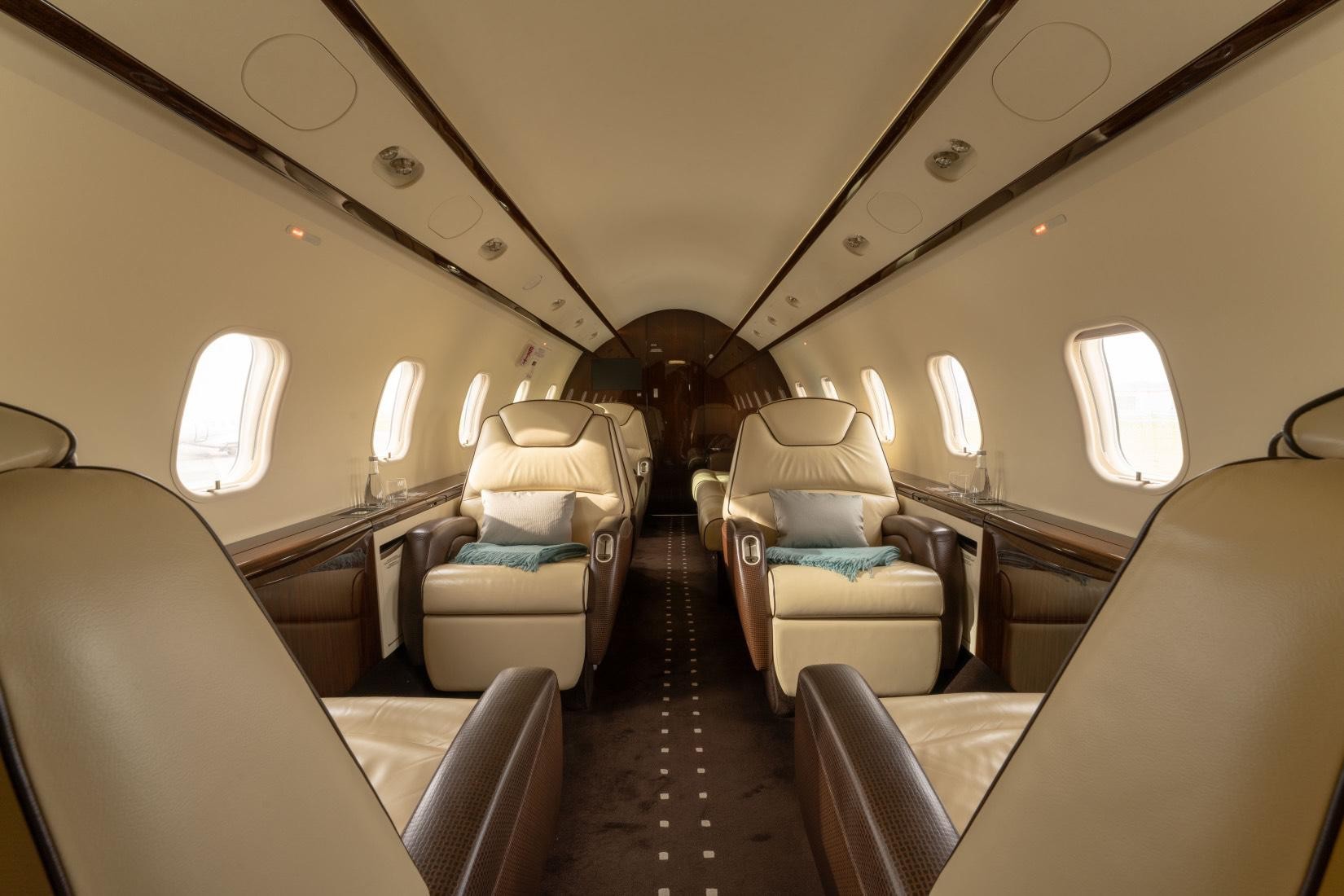 2010 Bombardier Challenger 300 — photo 5