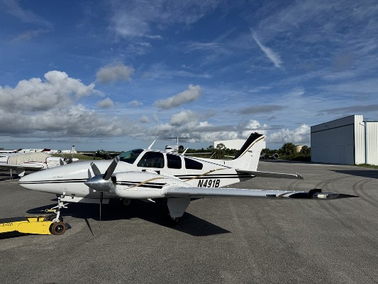 1975 Beech Baron E55 — photo 2