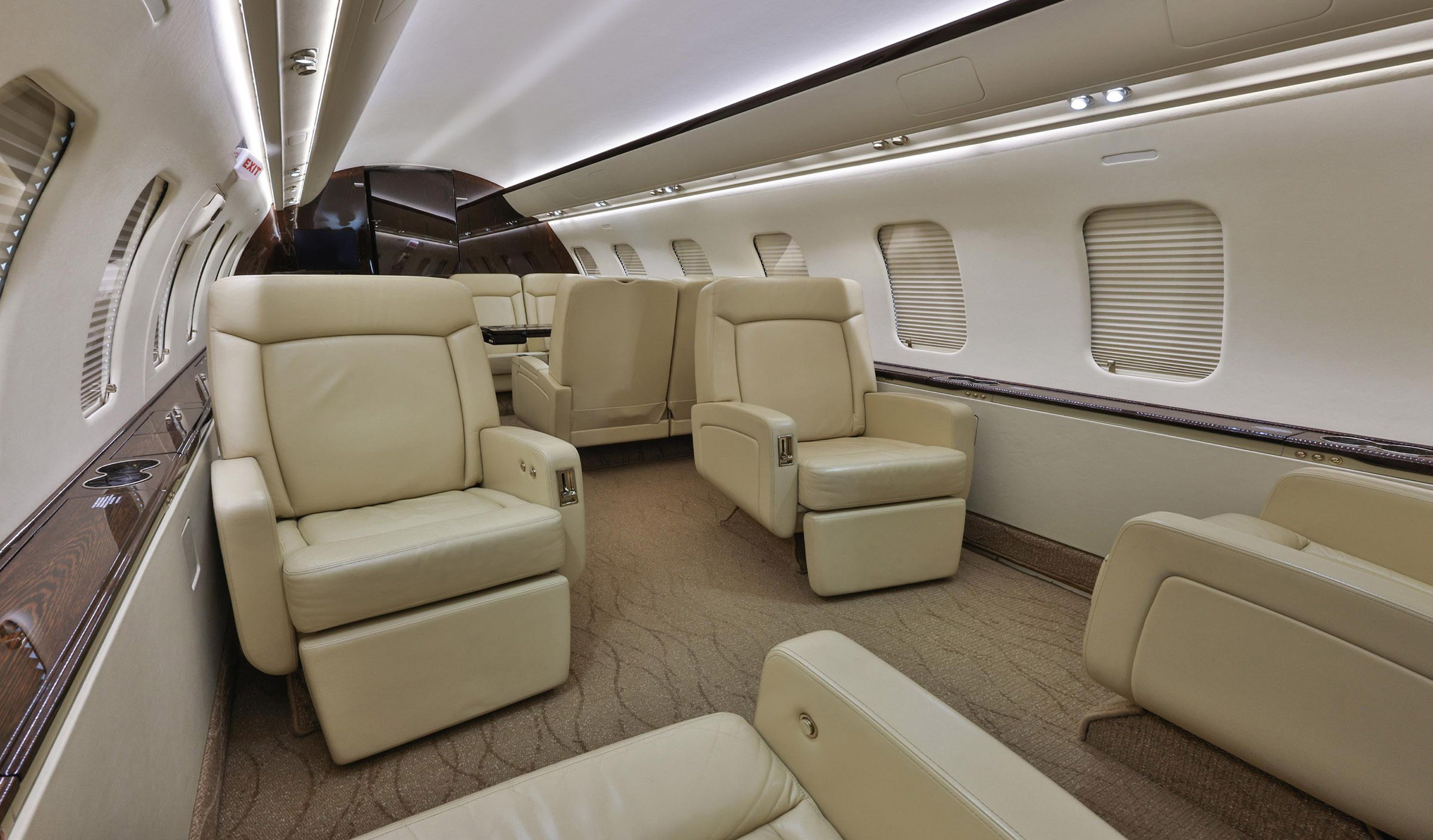 2010 Bombardier Challenger 605 — photo 2