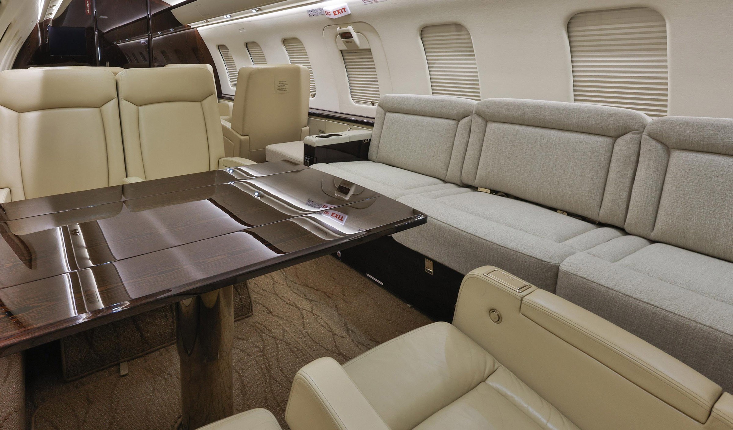 2010 Bombardier Challenger 605 — photo 4