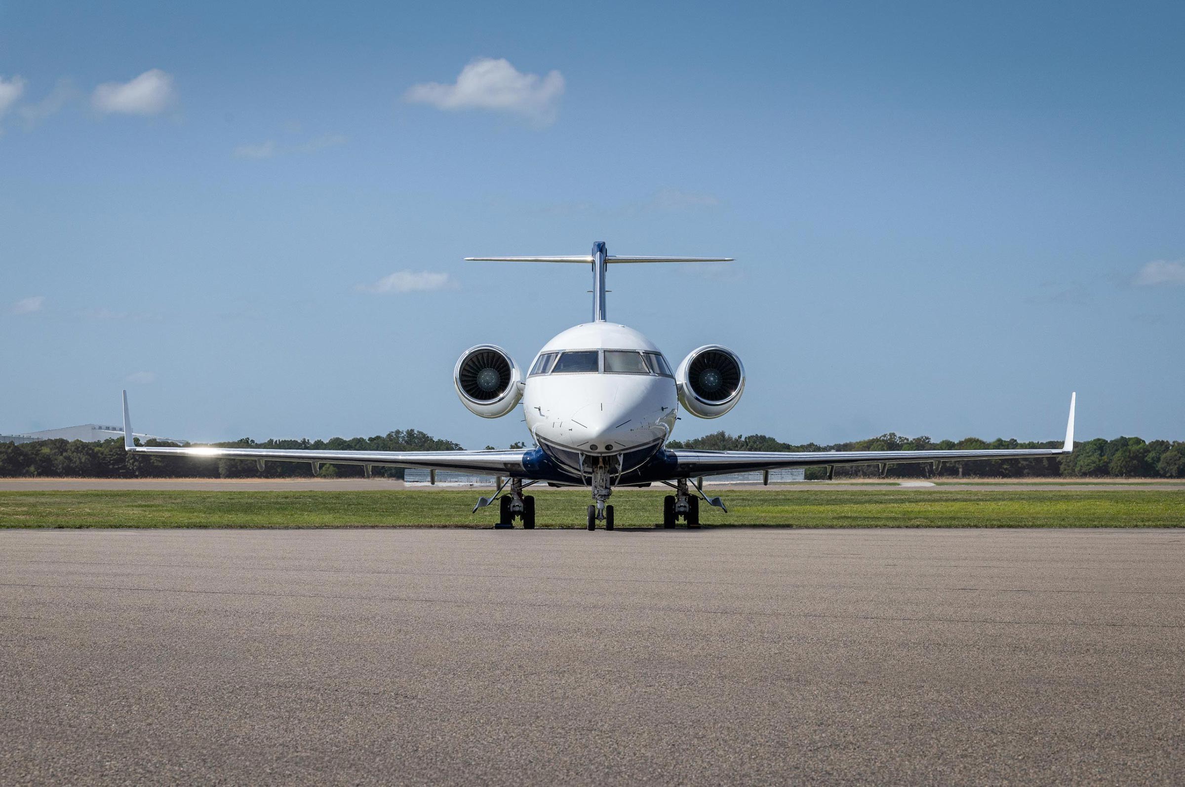 2005 Bombardier Challenger 604 — photo 2