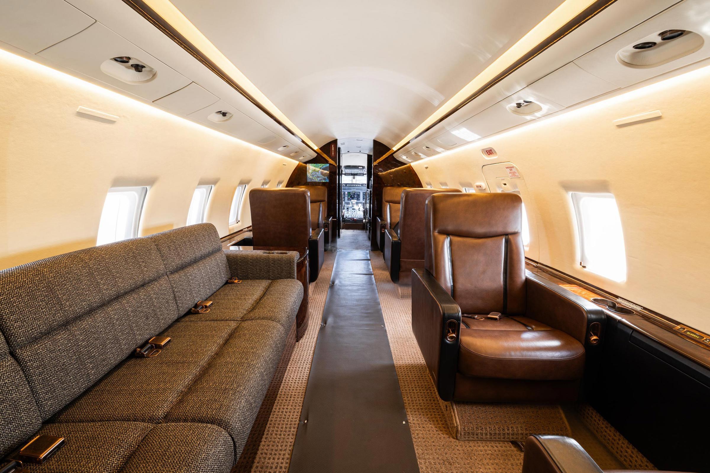 2005 Bombardier Challenger 604 — photo 4