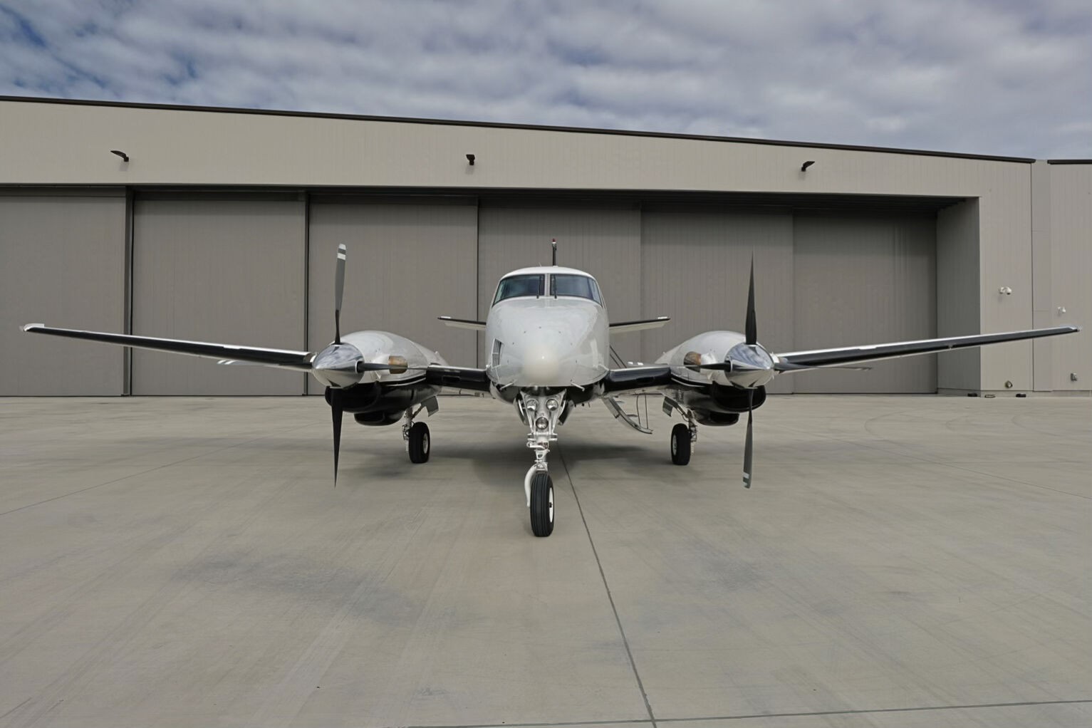 1977 Beech King Air E90 — photo 2
