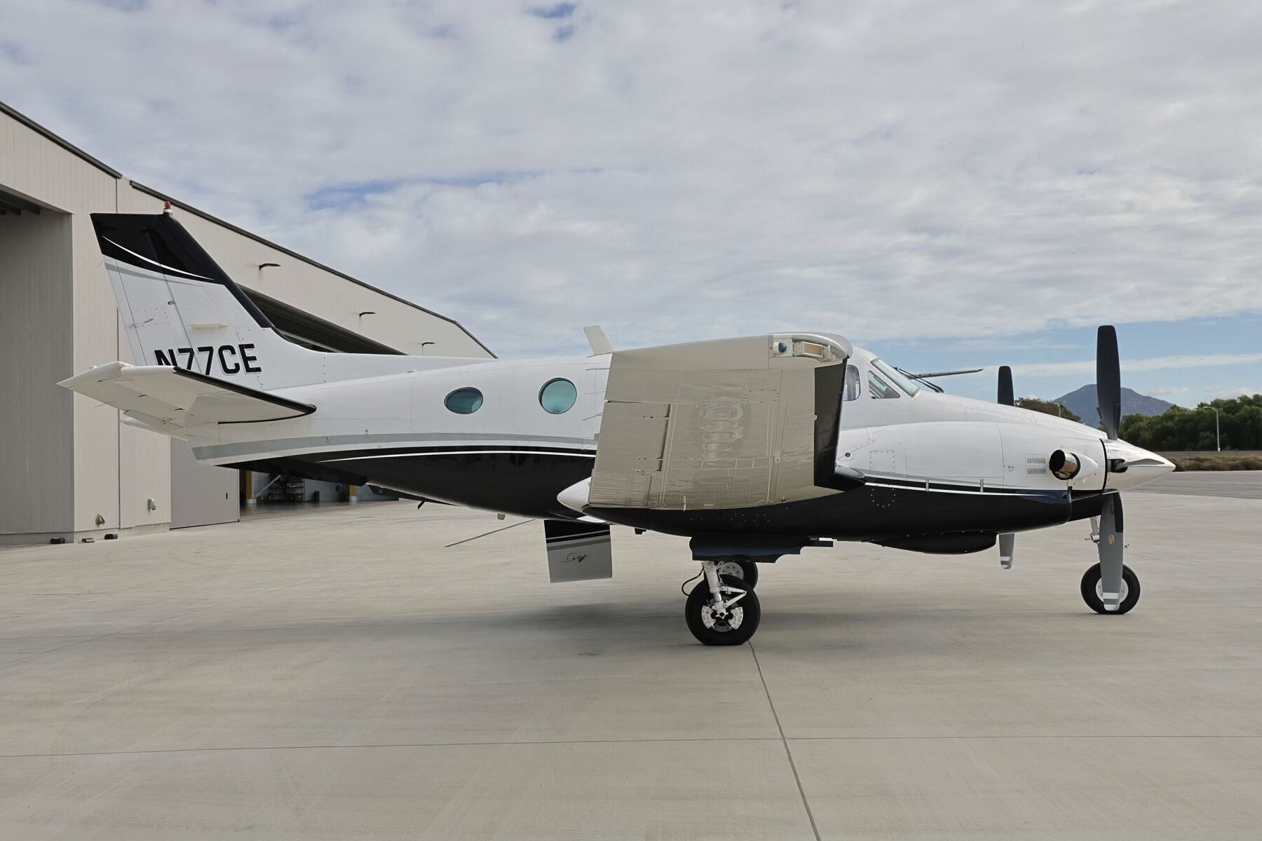 1977 Beech King Air E90 — photo 4