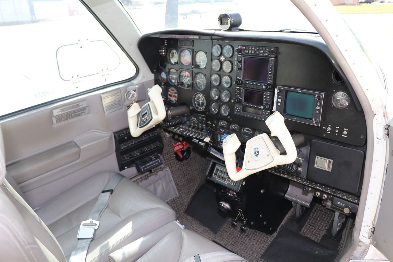 1990 Beech Baron 58 — photo 5