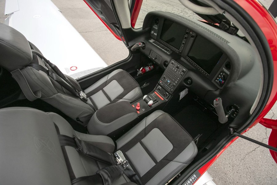 2021 Cirrus SR22-G6 (N1221Z), photo 8