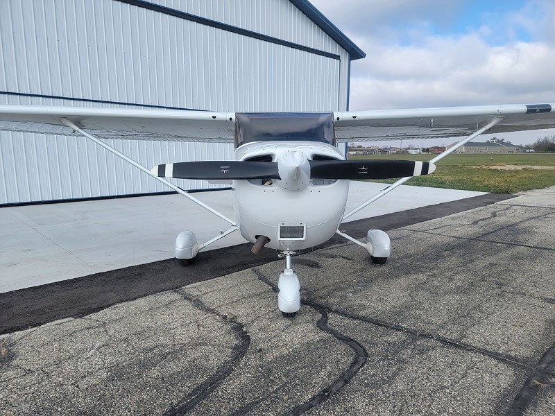 2002 Cessna 172S Skyhawk, photo 2