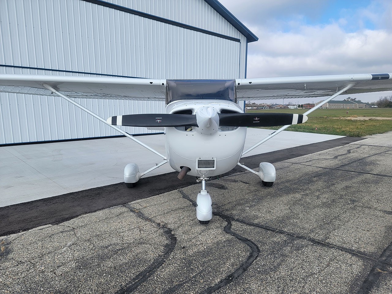 2002 Cessna 172S — photo 2