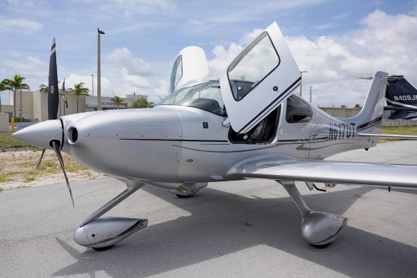 2015 Cirrus SR22-G5 — photo 2
