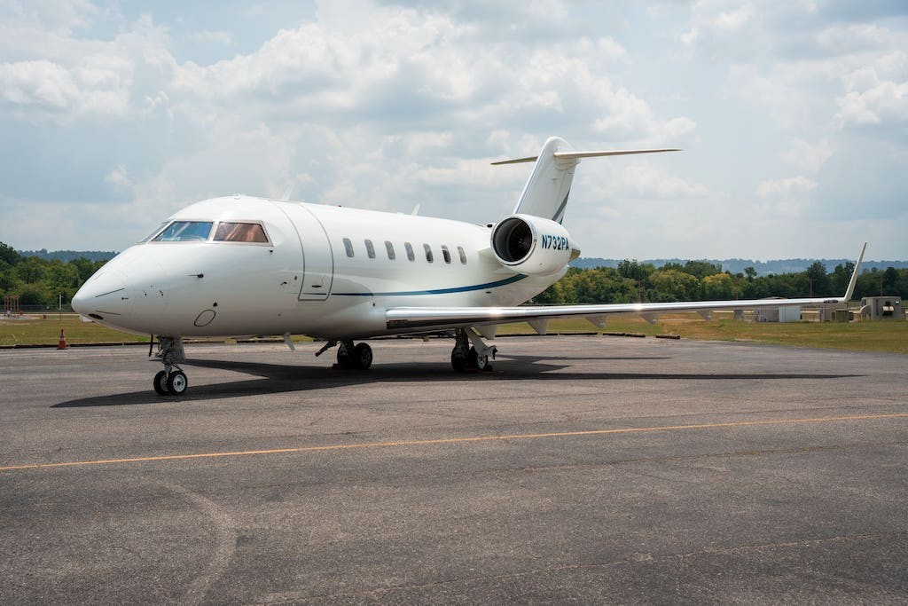 2013 Bombardier Challenger 605 — photo 2