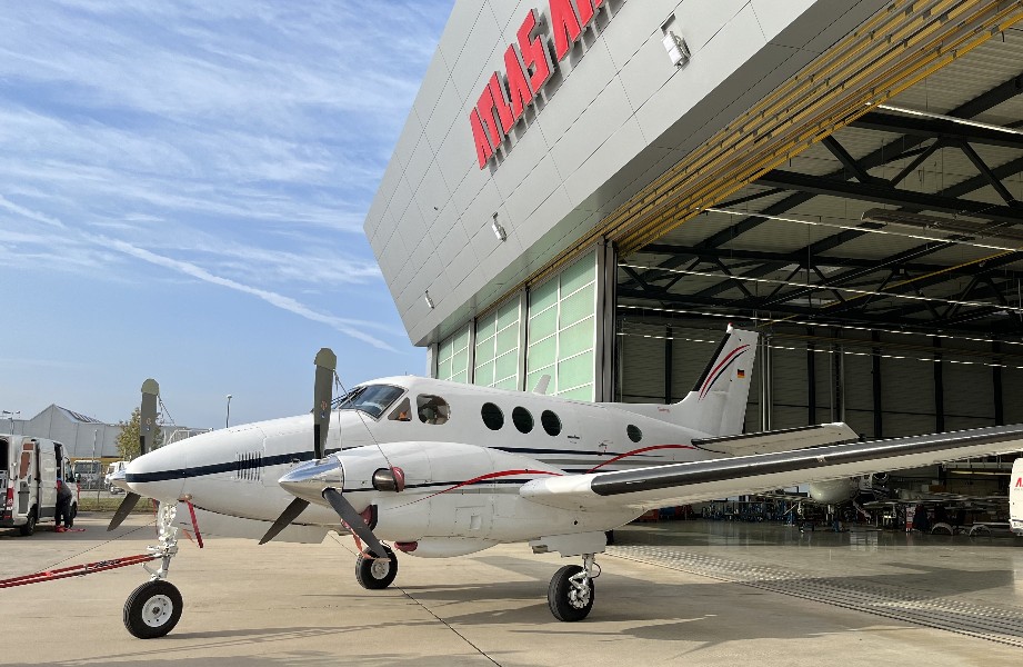 1981 Beech King Air C90, photo 2