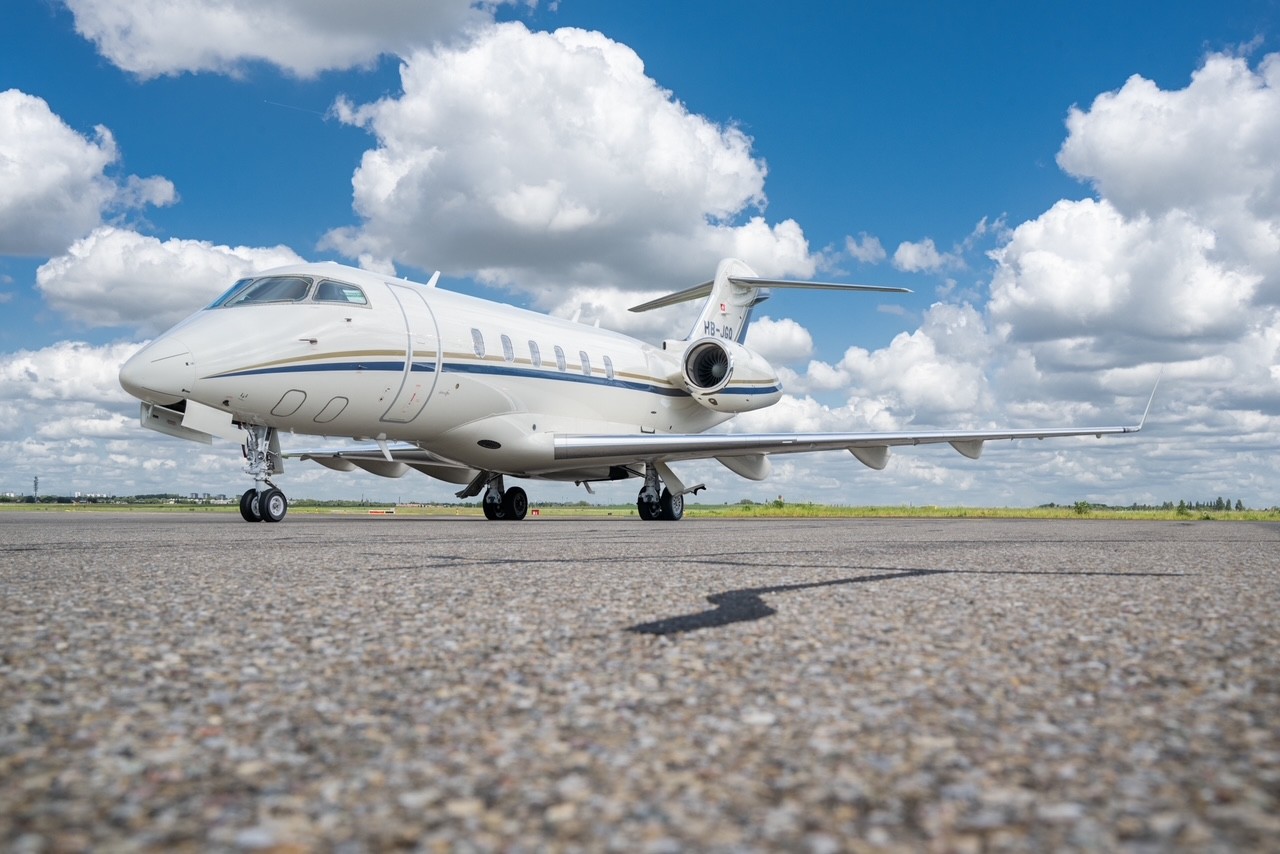 2008 Bombardier Challenger 300 — photo 2