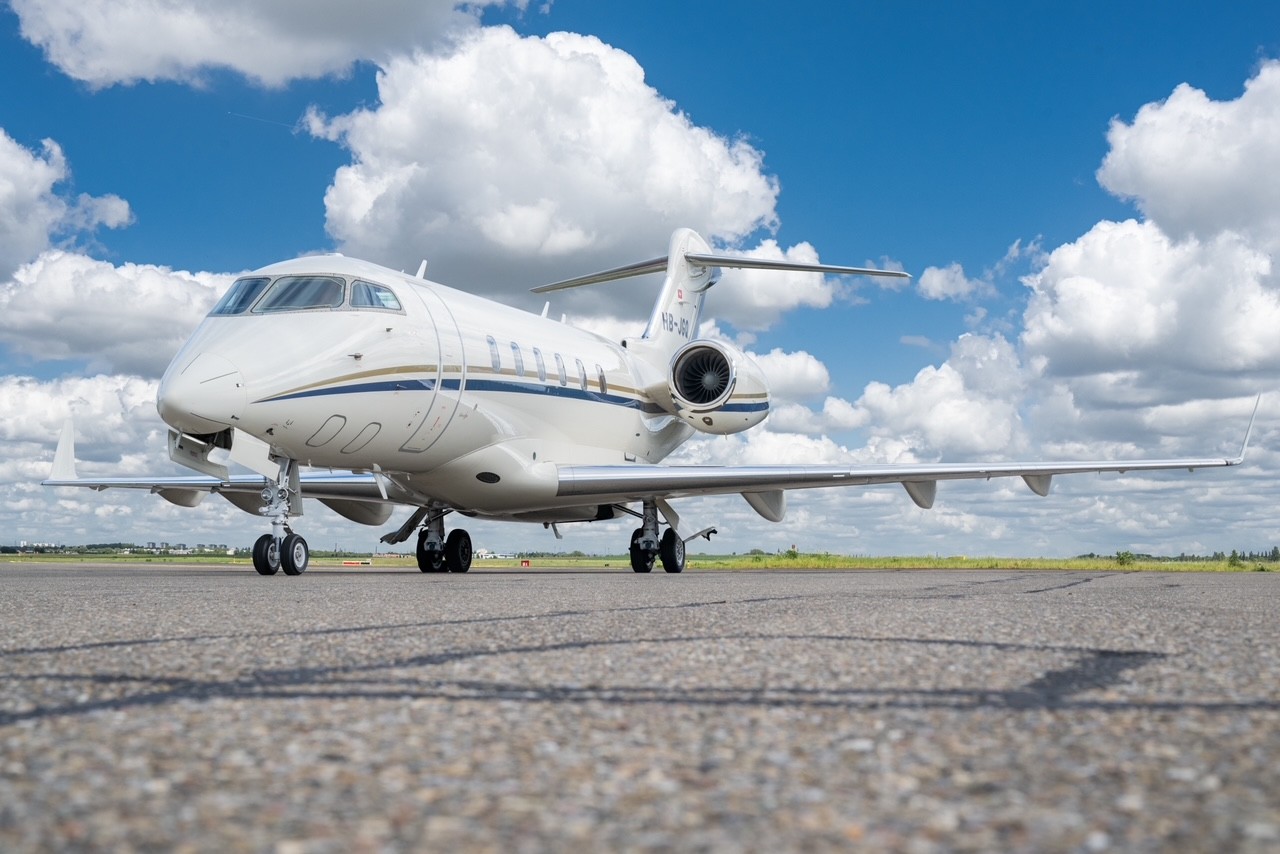 2008 Bombardier Challenger 300 — photo 3