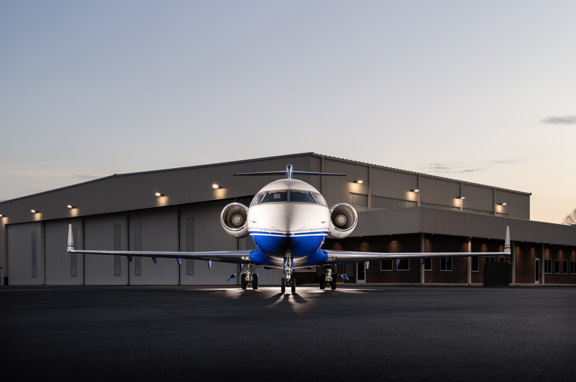 2010 Bombardier Challenger 605 — photo 2