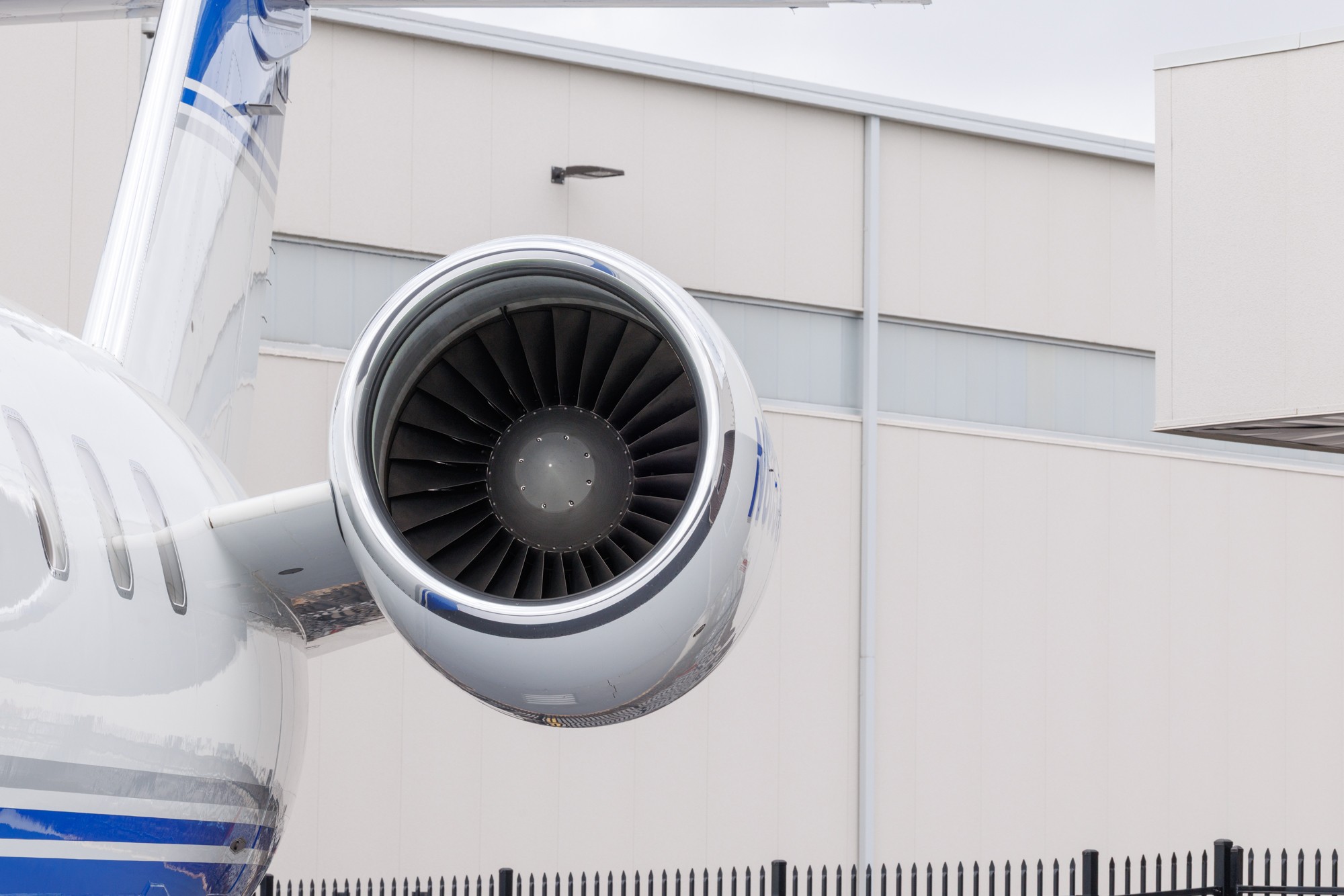 2010 Bombardier Challenger 605 — photo 3