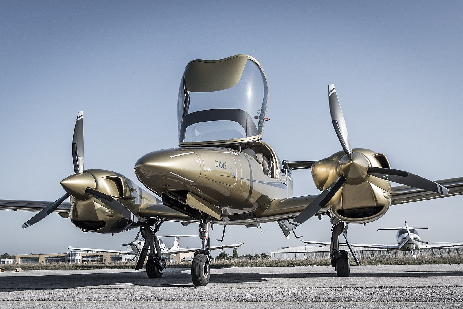 2025 Diamond TwinStar DA42 — photo 2