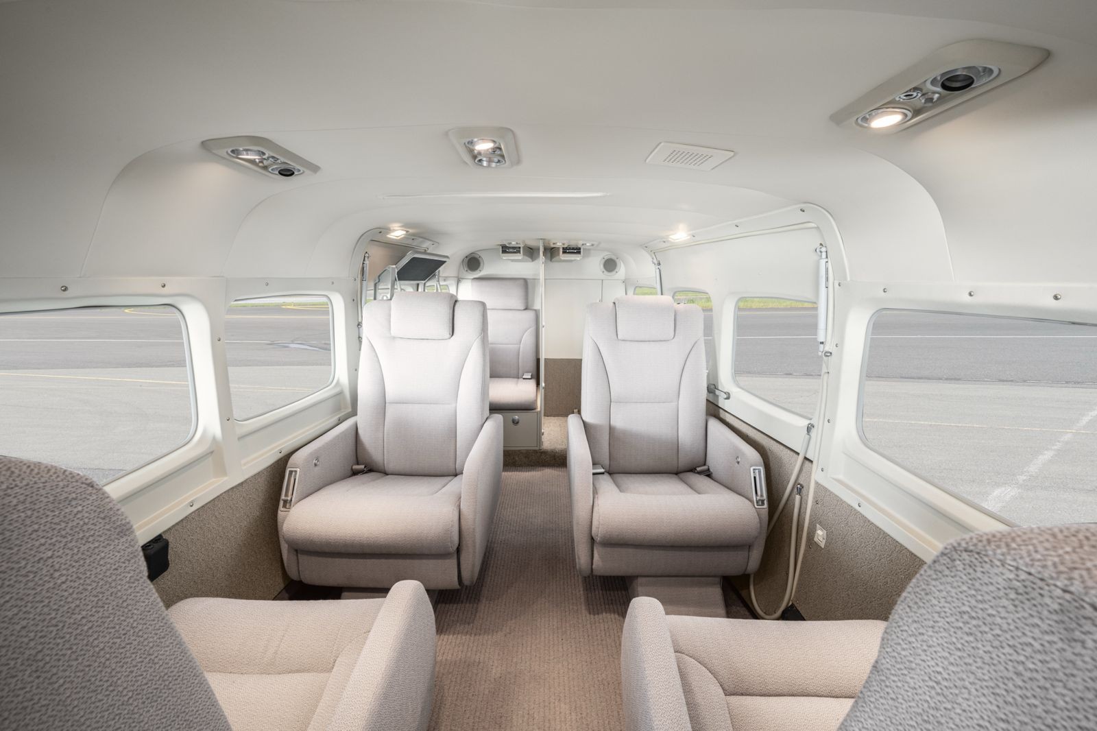 2011 Cessna Caravan 208 — photo 2