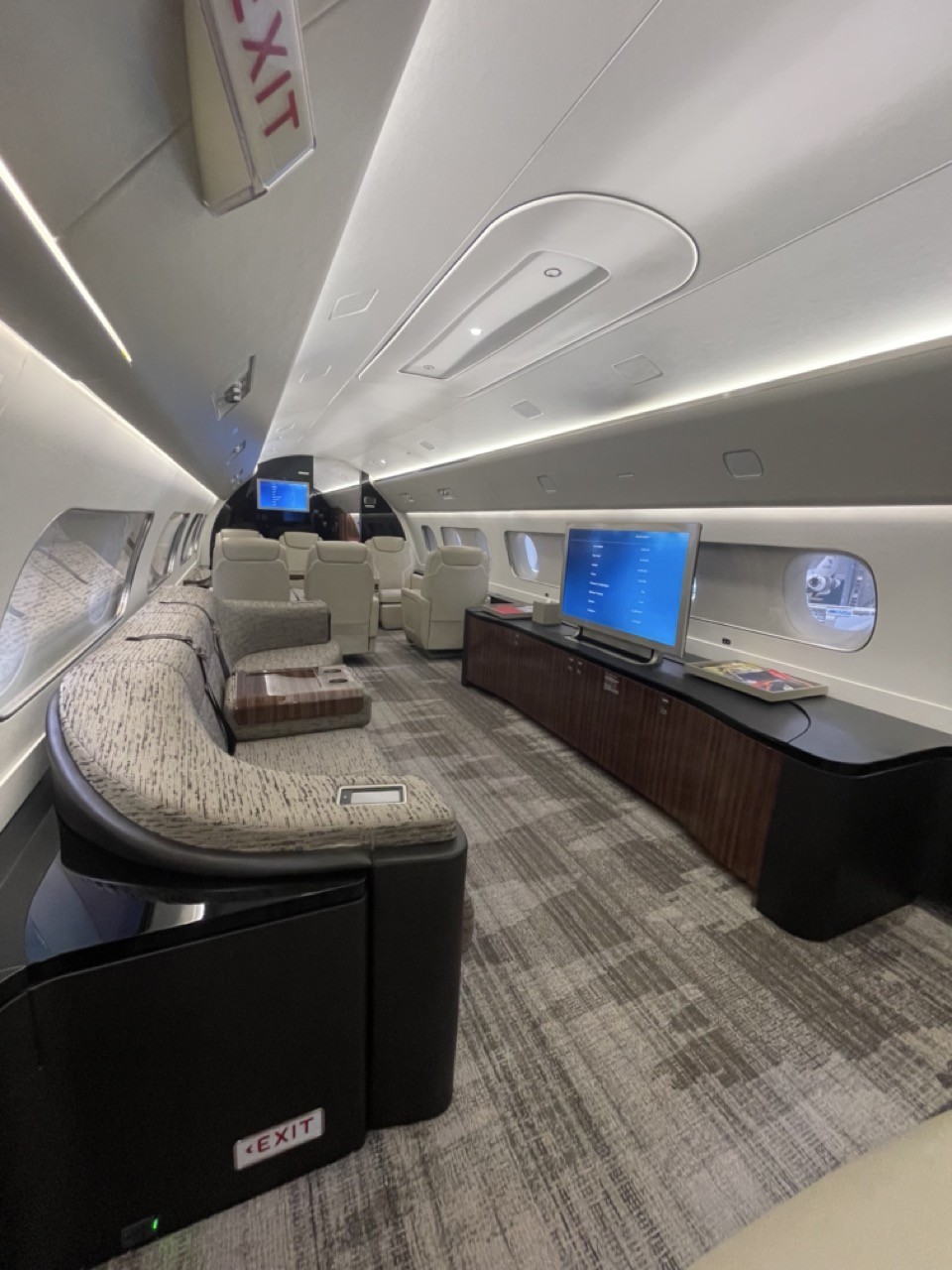 2018 Embraer Lineage 1000 E 4