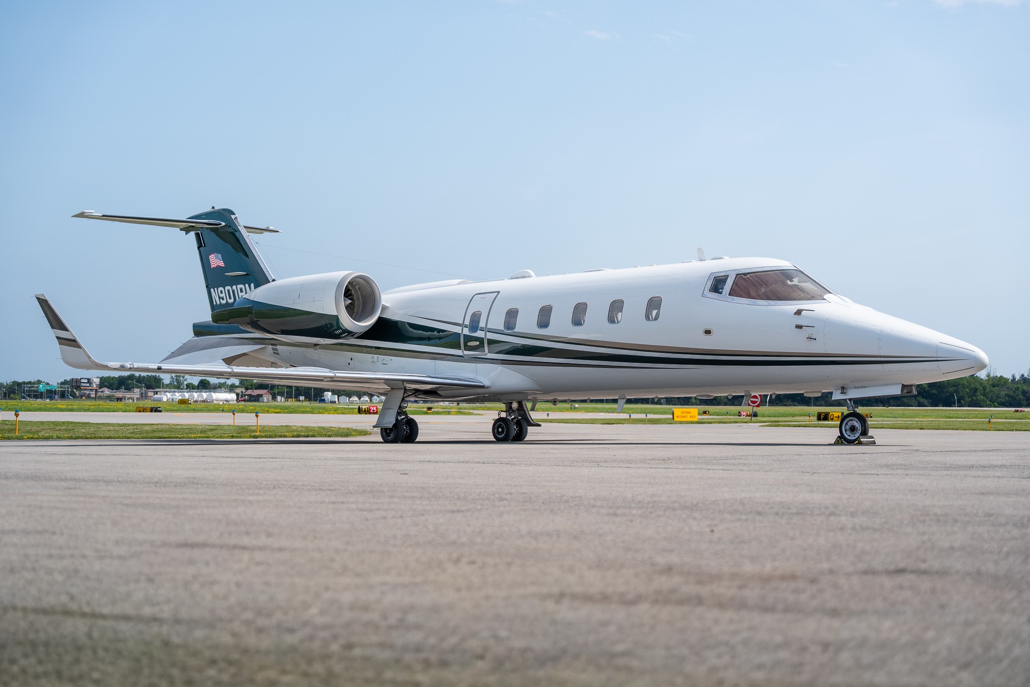 2011 Learjet 60 — photo 2