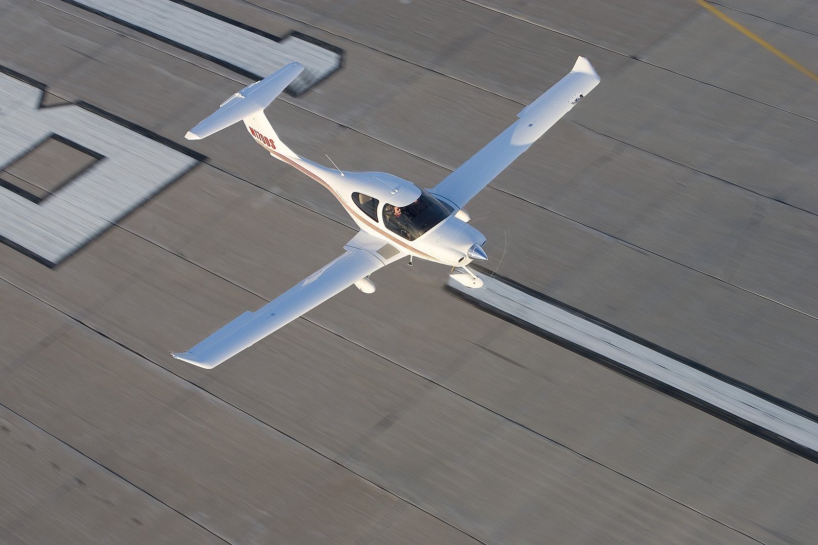 2024 Diamond Star DA40-XLT — photo 2