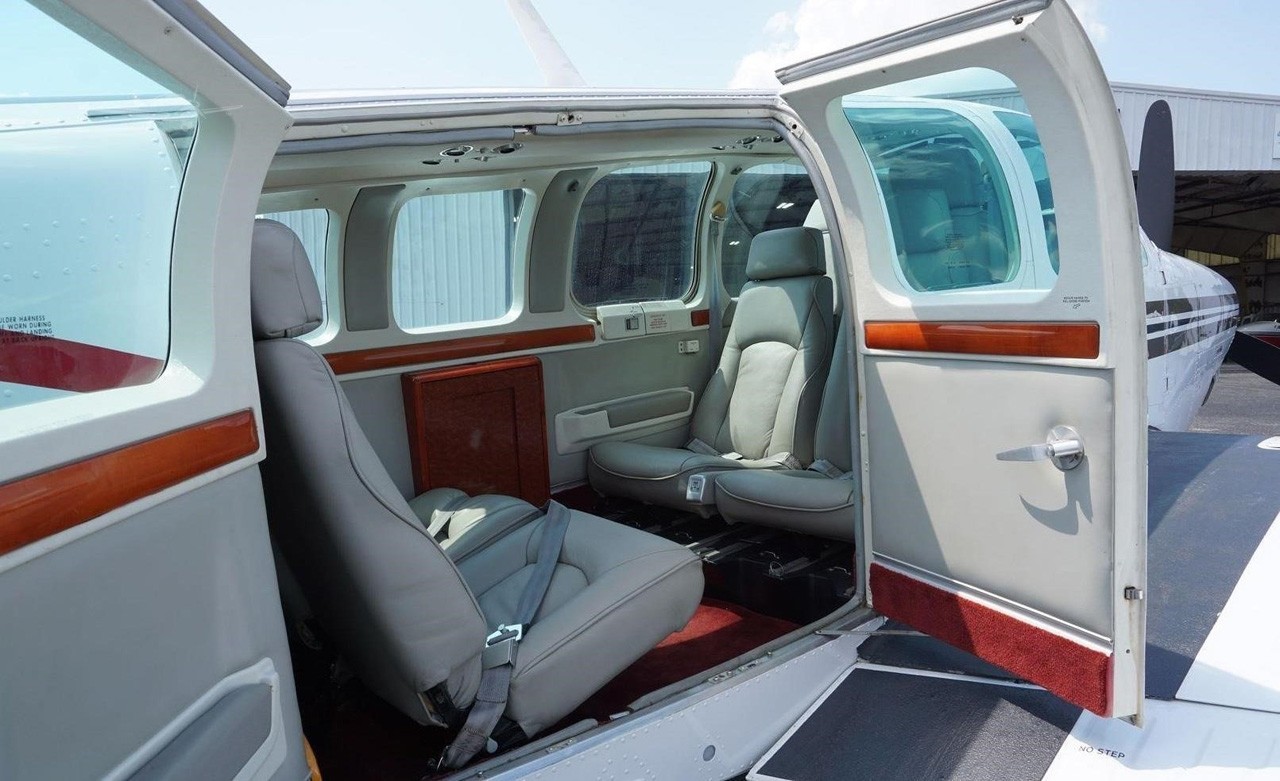 2000 Beech Bonanza A36 — photo 2