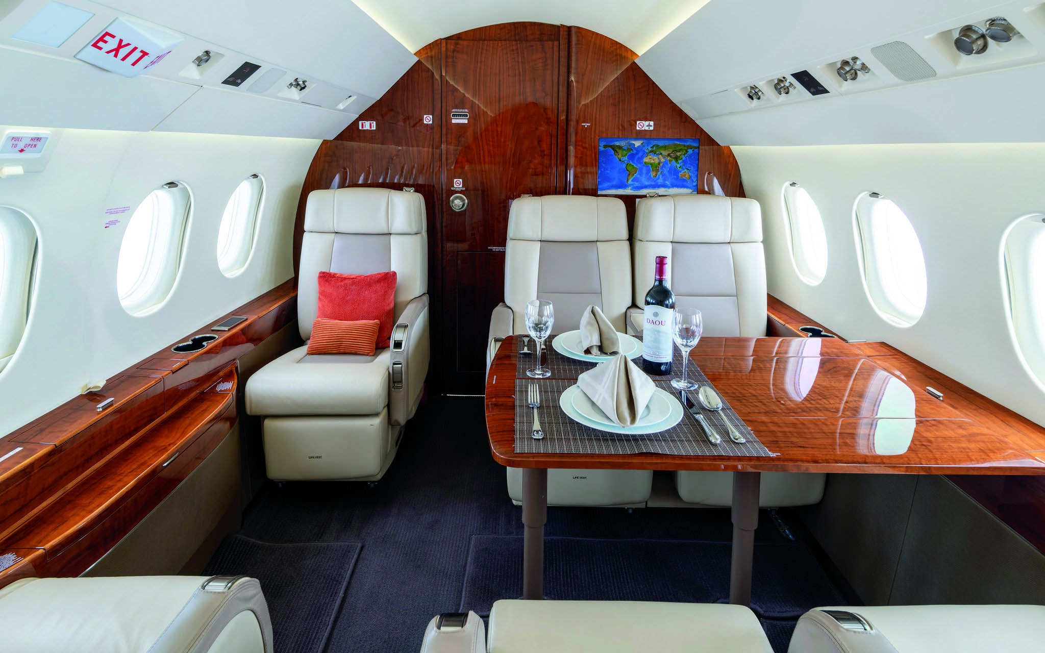 2013 Falcon 2000 — photo 4