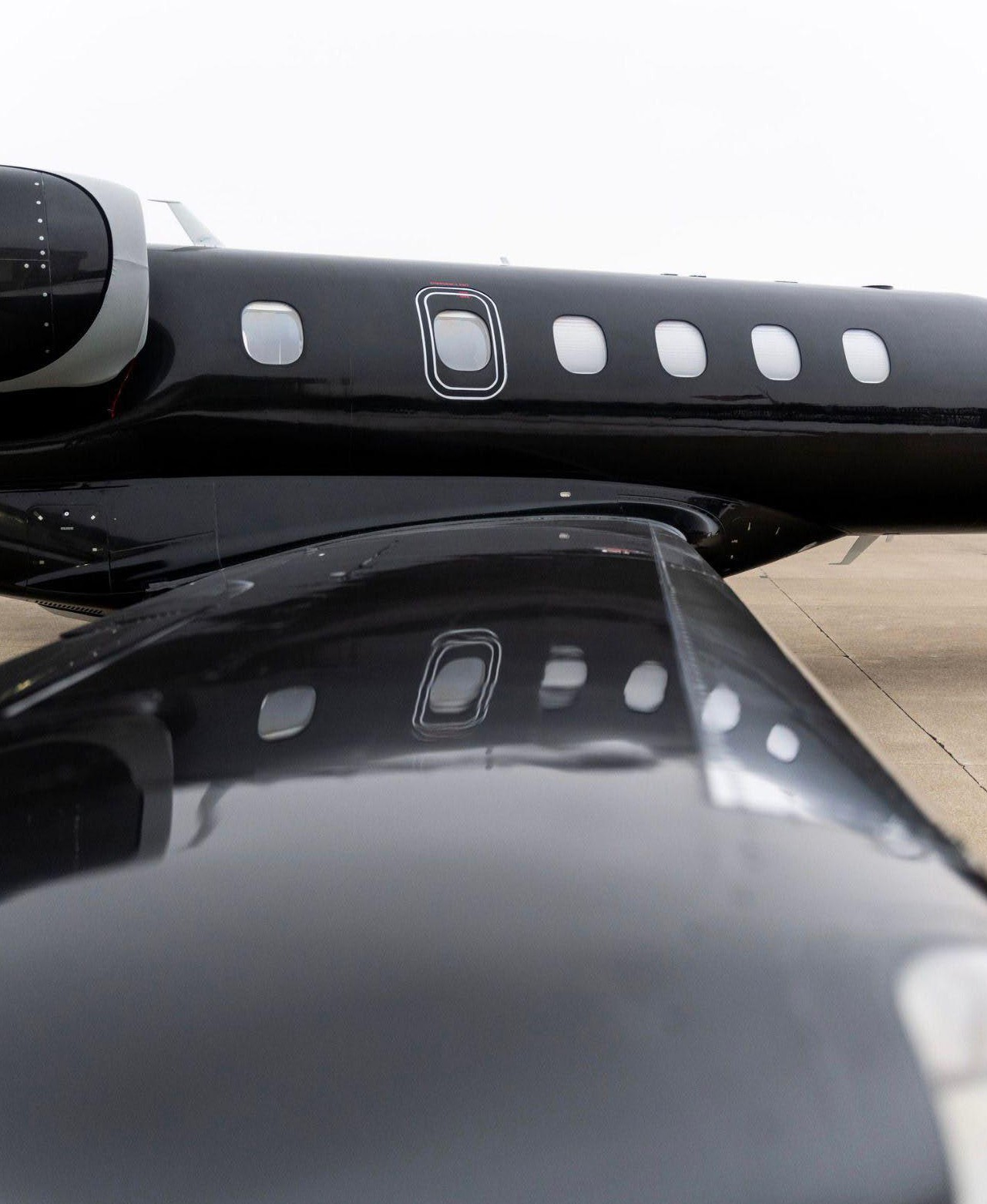 2012 Embraer Phenom 300 — photo 4