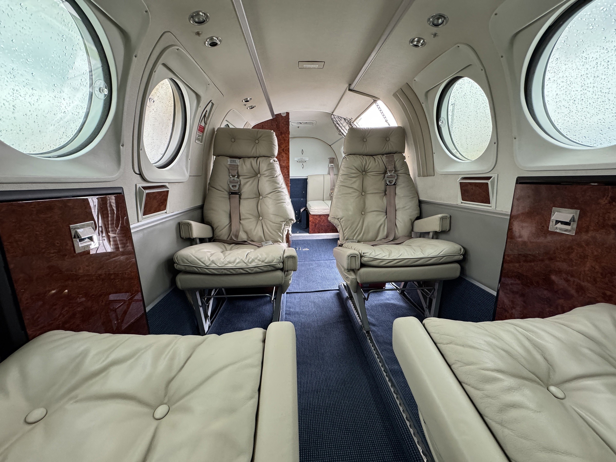 1985 Beech King Air C90A — photo 2