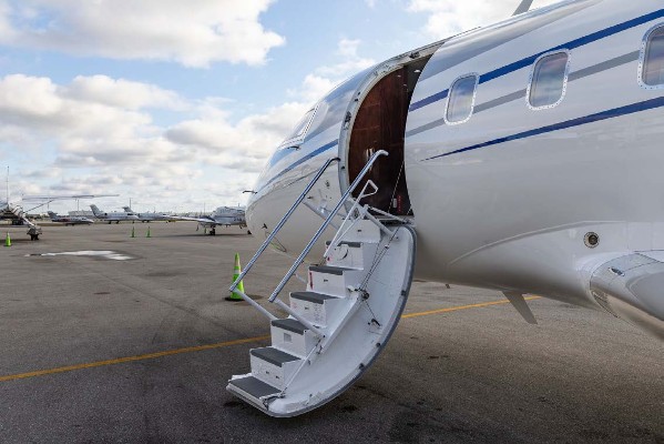 2010 Bombardier Challenger 605 — photo 2