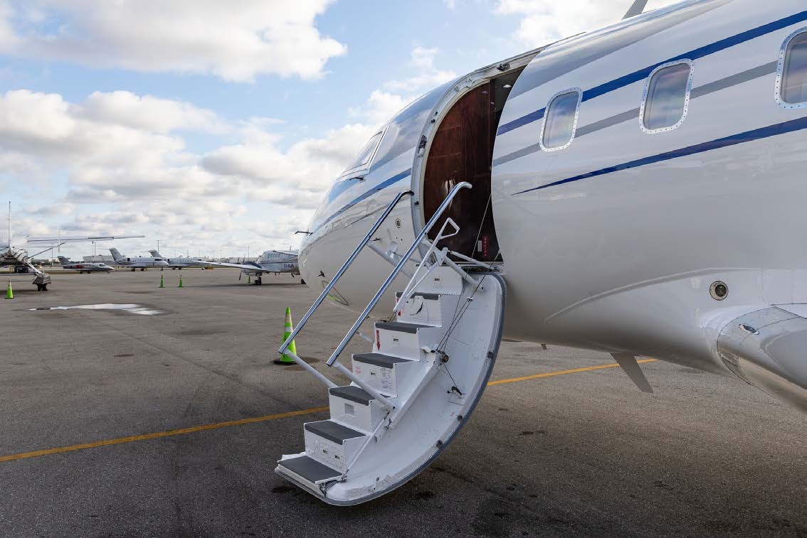 2010 Bombardier Challenger 605 — photo 2