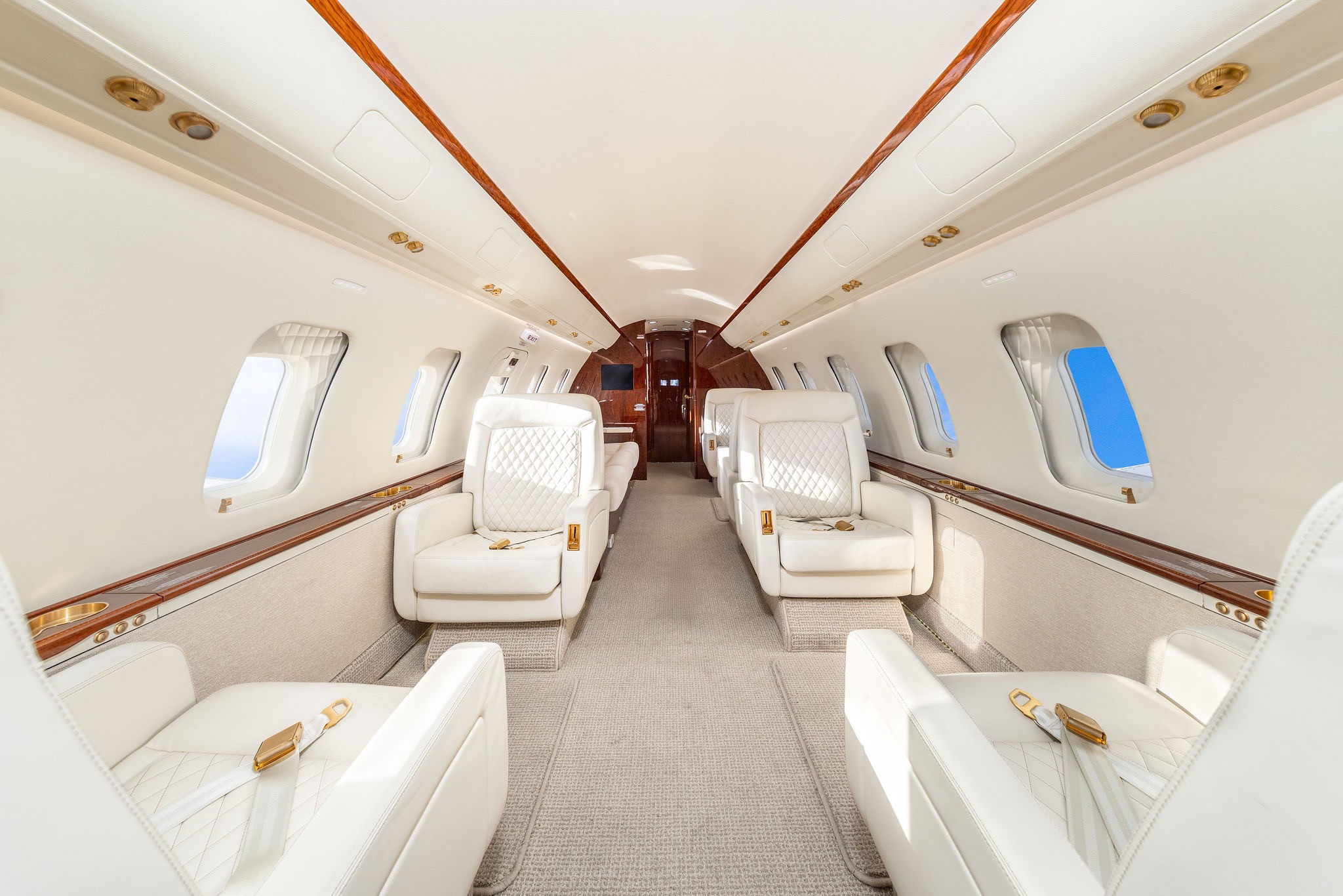 2010 Bombardier Challenger 605 — photo 3