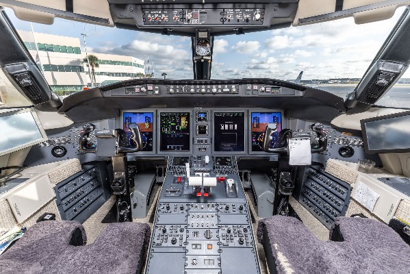 2010 Bombardier Challenger 605 — photo 4