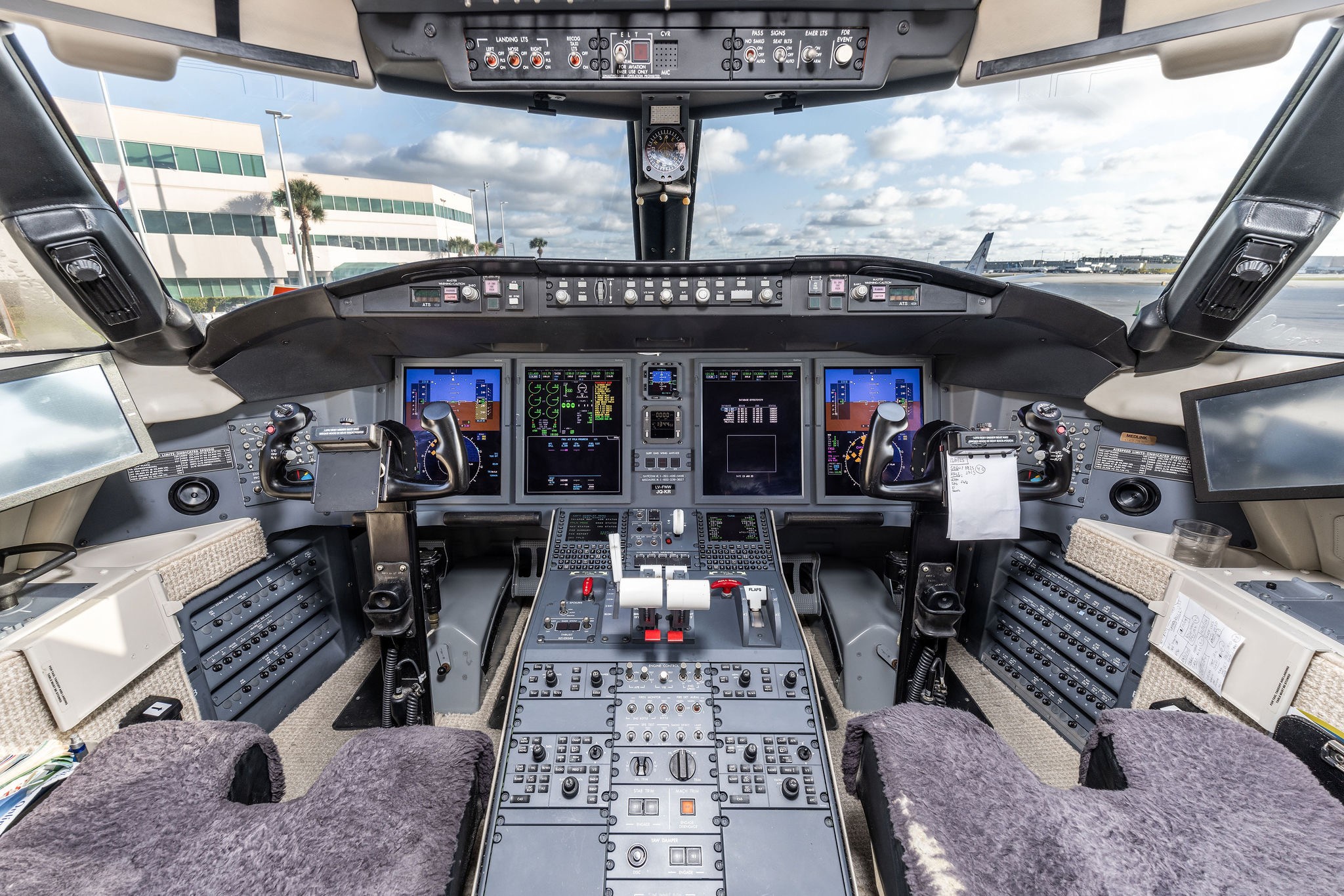 2010 Bombardier Challenger 605 — photo 4