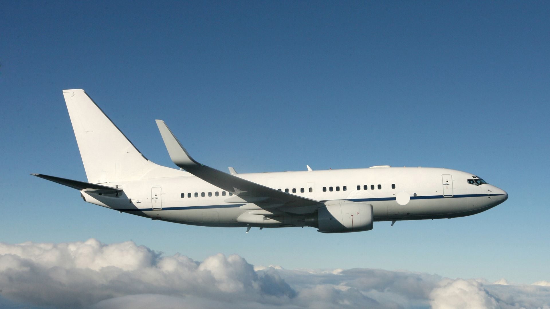 2002 Boeing 737-700 — photo 2